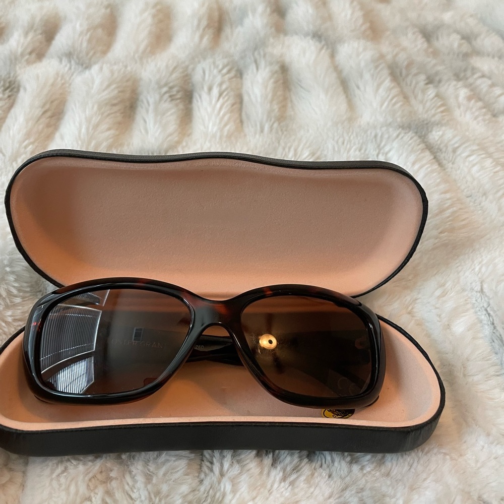 Women’s tortoiseshell sunglasses with case